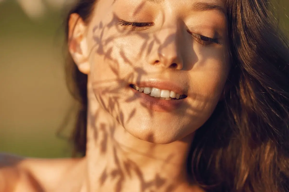 No es solo el sol: así es como destruyes sin querer la barrera natural que protege tu piel